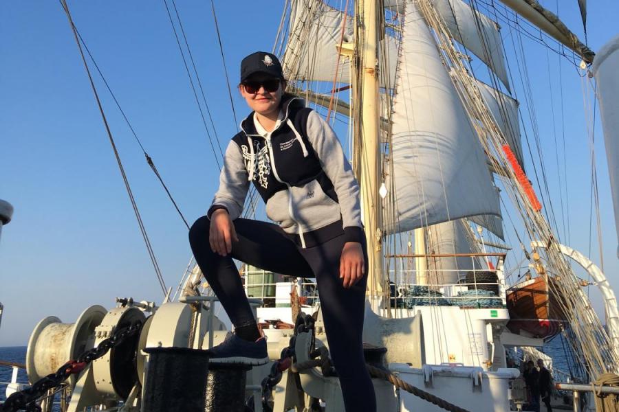 Luiza Nadstazik na pokładzie "Daru Młodzieży"