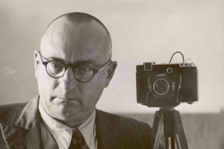 Prof. Tadeusz Cyprian, oczywiście z aparatem fotograficznym. W Poznaniu zadebiutował na wystawie fotograficznej, tu założył grupę artystyczną „Trójlistek”. Jego imię nosi Kolski Klub Fotograficzny, a fundacja proFotografia ma wydać w przyszłym roku jego dzienniki z niewoli włoskiej wraz z unikatowymi zdjęciami, które się z tamtego okresu zachowały.