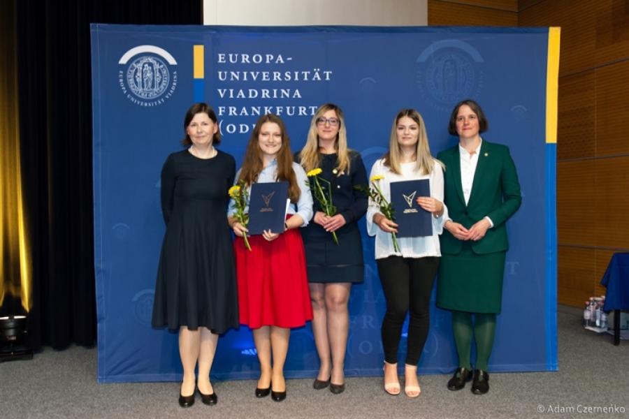 Na zdjęciu (od lewej do prawej):  Prof. Dagmara Jajeśniak-Quast, przewodnicząca Kuratorium Stowarzyszenia na Rzecz Wspierania Uczelni Uniwersytetu Europejskiego. Patrycją Prośniak, prezes Studenckiej Poradni Prawa Alicja Przała, członek Studenckiej Poradni Prawa Agata Wróbel, członek zarządu Studenckiej Poradni Prawa  Prof. Julia von Blumenthal, prezydentka Uniwersytetu Europejskiego Viadrina we Frankfurcie nad Odrą