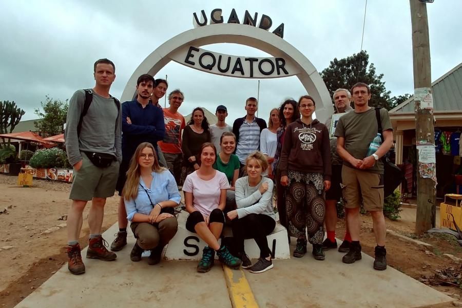 Grupa studentów na równiku fot. Jakub Buda