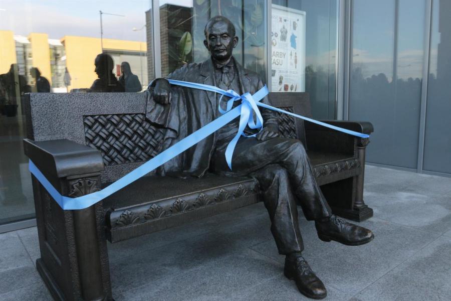 Prof. Kostrzewski - ławeczka przed Collegium Historicum, fot. Ewa Konarzewska-Michalak