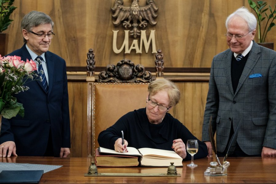 Elżbieta Bobrowska odebrała Medal "Za Zasługi dla Uniwersytetu im. Adama Mickiewicza" , fot. Adrian Wykrota