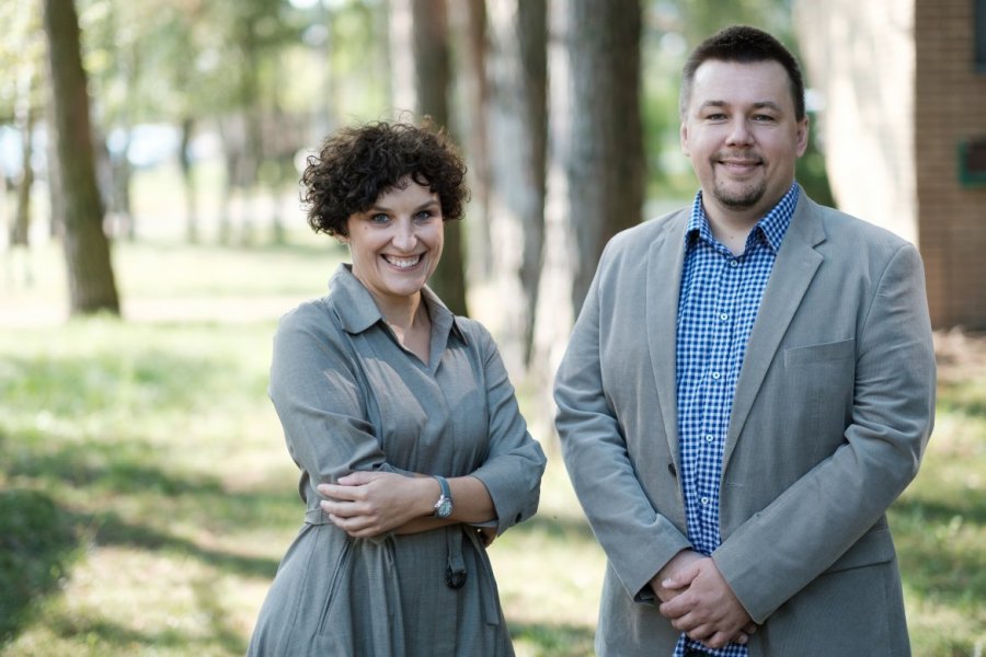 Dr Alicja Warowicka i prof. Robert Nawrot badają antywirusowe właściwości glistnika jaskółcze ziele, fot. Adrian Wykrota