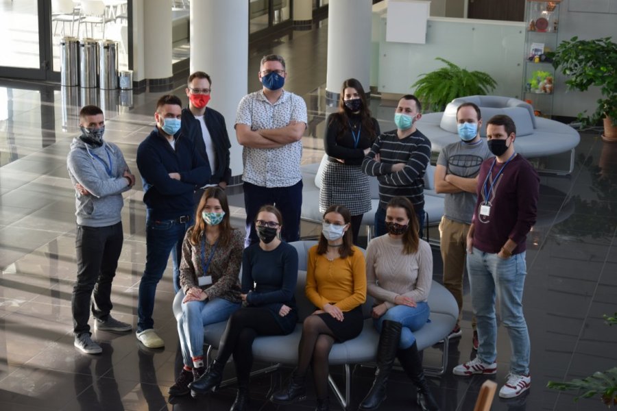 Prof. UAM dr hab. Jakub Rybka z zespołem Fot. Adrian Wykrota