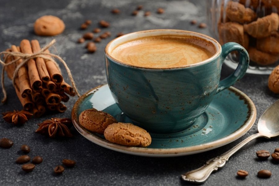 zdjęcie ze strony: https://www.tapeciarnia.pl/tapeta-filizanka-kawy-z-ciasteczkami-na-spodku