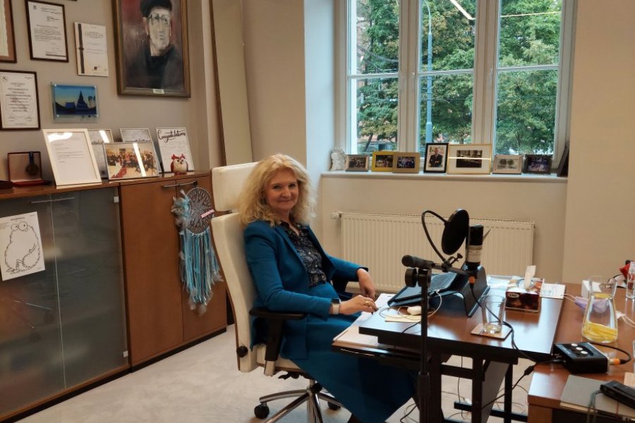 Prorektor prof. Katarzyna Dziubalska-Kołaczyk podczas konferencji.