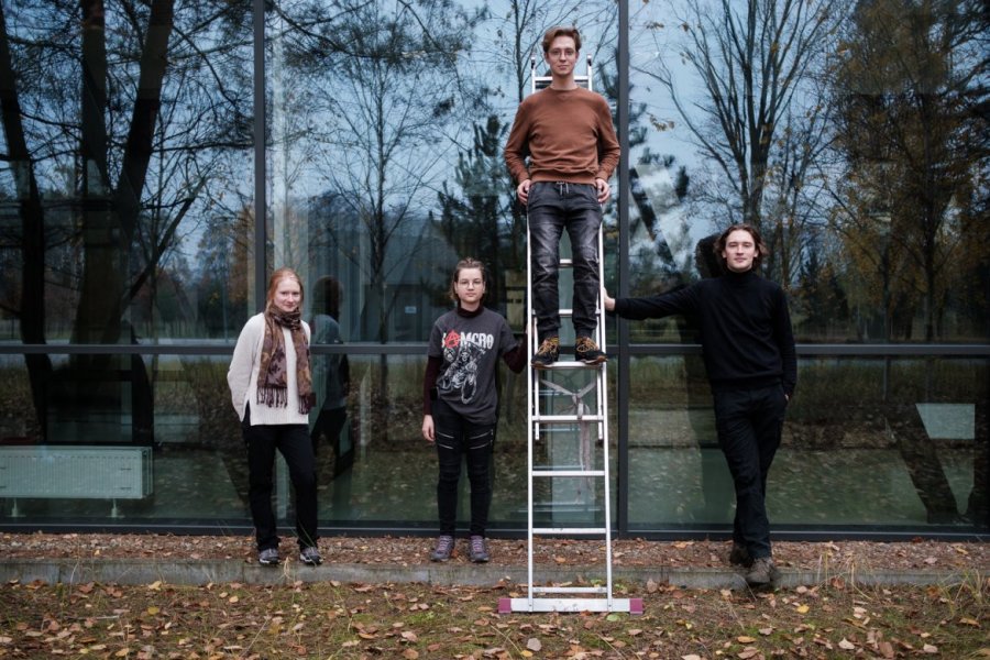 Szklane pułapki. Trwa akcja oklejania szyb w budynku CZT specjalnymi naklejkami, fot. Adrian Wykrota