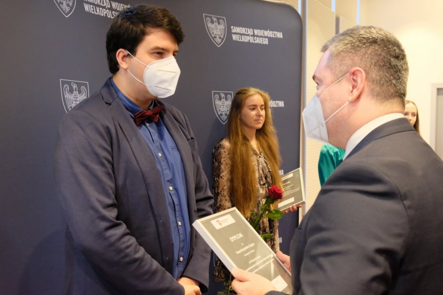Krzysztof Zagata otrzymal pierwszą nagrodę. Fot. Urząd Marszałkowski