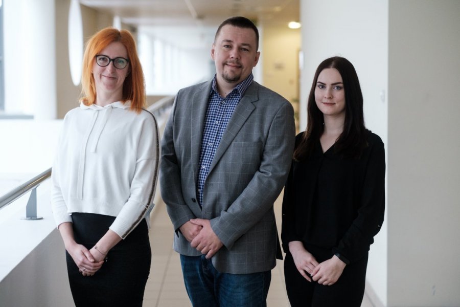 Dr Joanna Gracz-Bernaciak, prof. Robert Nawrot, doktorantka Oliwia Mazur, fot. Adrian Wykrota