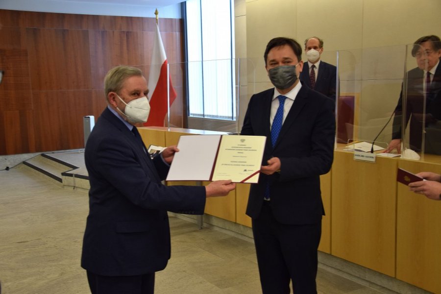 Prof. Roman Hauser został nagrodzony przez Rzecznika Praw Obywatelskich odznaką honorową „Za Zasługi dla Ochrony Praw Człowieka”.