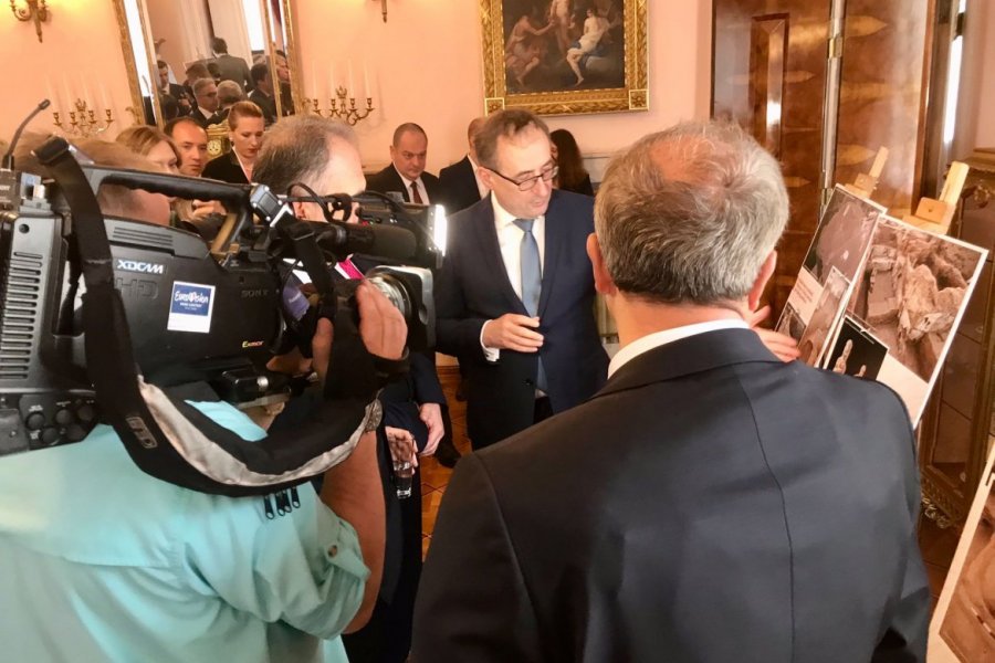 Prof. Arkadiusz Marciniak podczas prezentacji wyników badań w Ambasadzie RP w Ankarze.