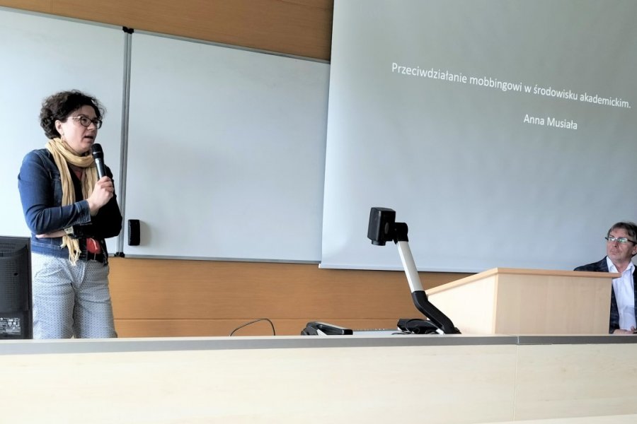 Prof. Anna Musiała i prof. Robert Kmieciak na szkoleniu o przeciwdziałaniu mobbingowi w środowisku akademickim