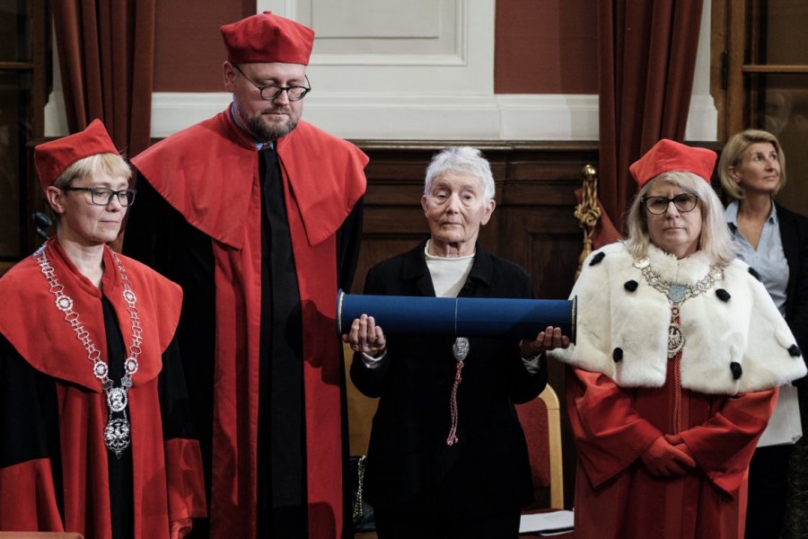 Wnuczka Marii Curie - prof. Hélène Langevin-Joliot odebrała dyplom honorowy podczas uroczystości w Auli Lubrańskiego, fot. Adrian Wykrota