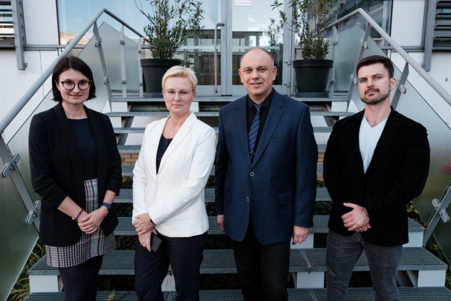 Prof. Andrzej Macias i dr hab. Sylwia Bródka z zespołem, fot. Adrian Wykrota