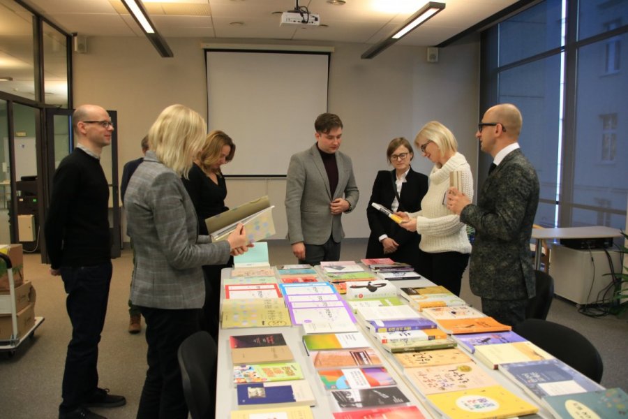 LG Energy Solution Wrocław podarowało książki Wydziałowi Neofilologii