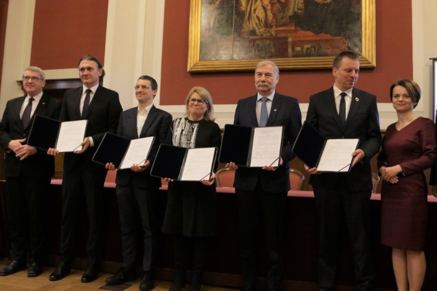 Podpisano porozumienie o  współpracy pomiędzy Kostrzyńsko-Słubicką Specjalną Strefą Ekonomiczną, Uniwersytetem im. Adama Mickiewicza w Poznaniu, VI Liceum Ogólnokształcącym w Poznaniu, Uniwersyteckim Liceum w Słubicach oraz jednym z największych inwestorów strefowych w Wielkopolsce – firmą Beyond.pl., fot. Ewa Konarzewska-Michalak