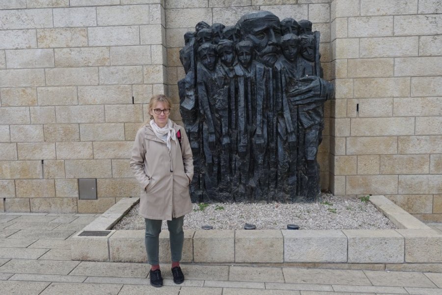 dr Dorota Latour przed pomnikiem Korczaka