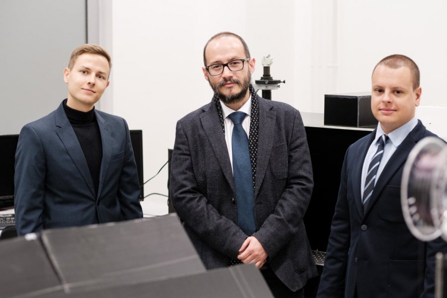 Jakub Szewczyk, prof. Emerson Coy i Daniel Aguilar, fot. A. Wykrota