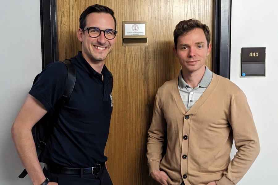 Dr Maciej Behnke z Wydziału Psychologii i Kognitywistyki oraz dr Nicholas Coles z Uniwersytetu Stanforda