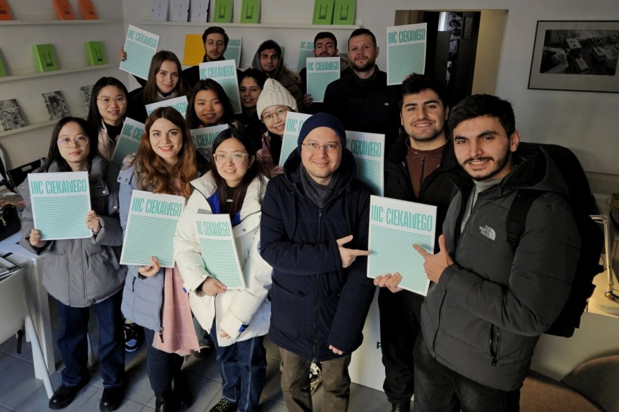 Na zdjęciu: Adrian Wykrota wraz z grupą studentów