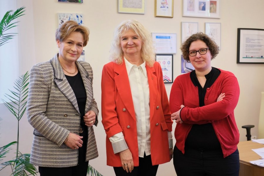 Na zdjęciu: prof. UAM Elżbieta Lesiewicz, prorektorka prof. Katarzyna Dziubalska-Kołaczyk, dr Agata Hauser, fot. W. Gardasz