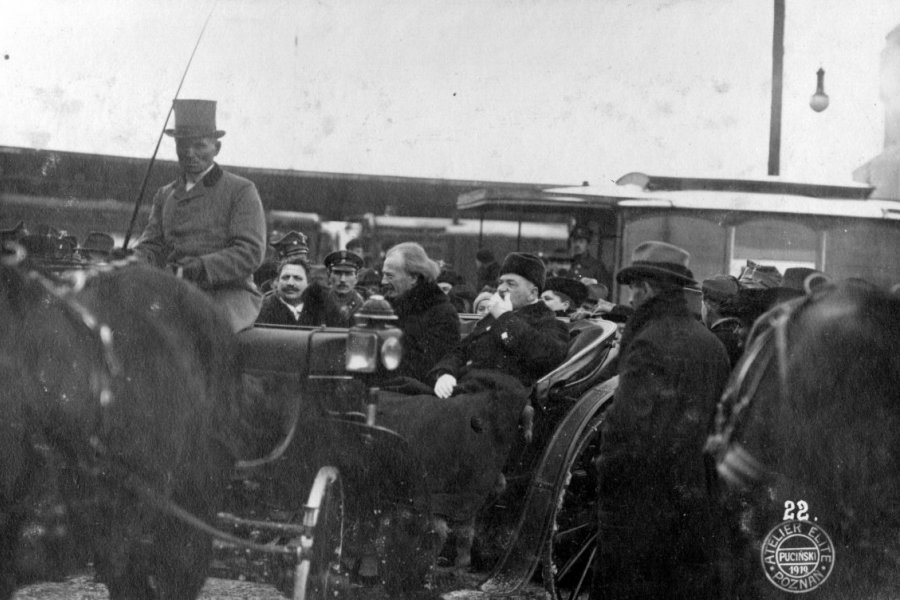 Mistrz Paderewski na poznańskim dworcu. Fot. Atelier Puciński