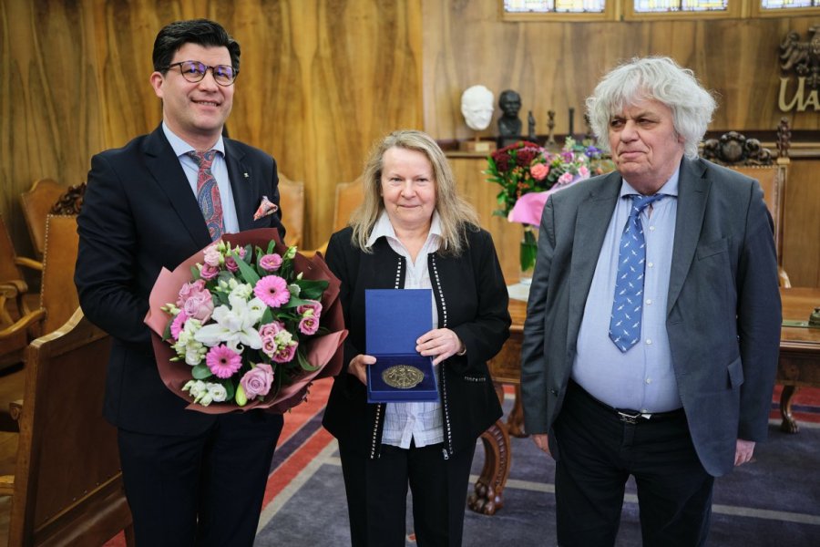 Prof. Carmen Thiele otrzymała Medal "Za Zasługi dla UAM", fot. Władysław Gardasz