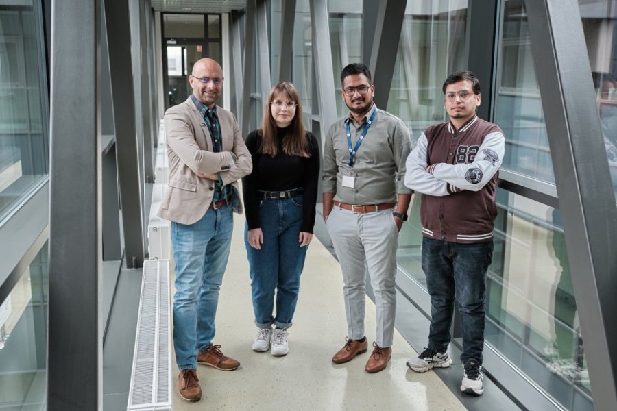 Zespół naukowców z CZT UAM, od lewej: prof. Artur R. Stefankiewicz, Agnieszka Bajer, dr Venkateswarulu Mangili, Sidharth Walia, fot. Władysław Gardasz