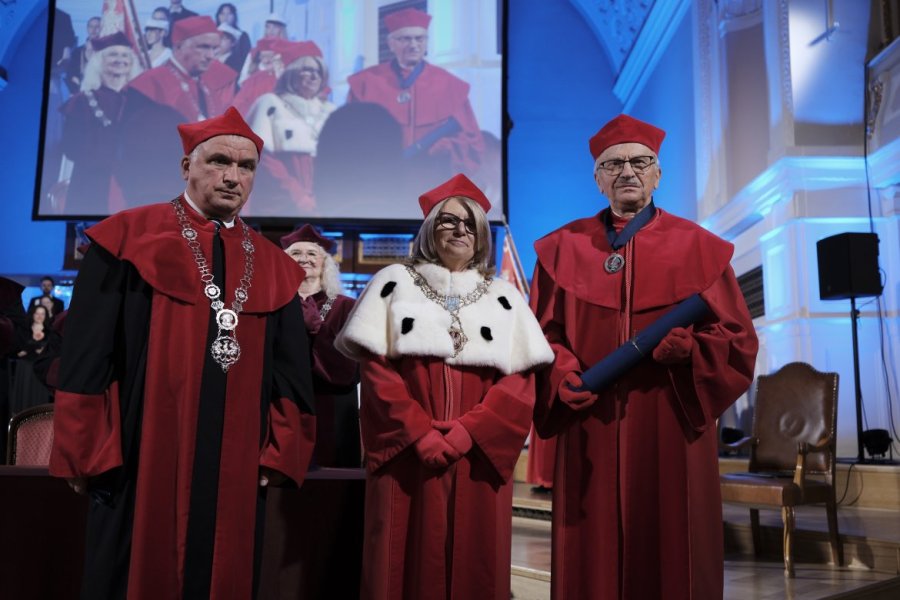 Przyznanie medalu PALMAE UNIVERSITATIS STUDIORUM POSNANIENSIS prof. Bronisławowi Marciniakowi. Fot. Władysław Gardasz