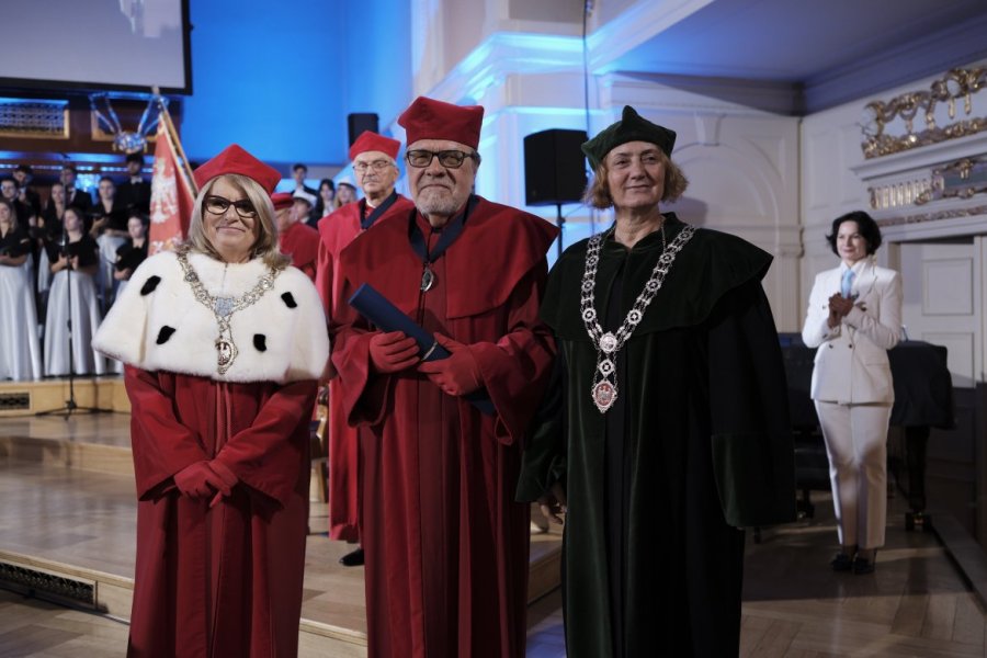 Przyznanie medalu PALMAE UNIVERSITATIS STUDIORUM POSNANIENSIS prof. Andrzejowi Lesickiemu. Fot. Władysław Gardasz